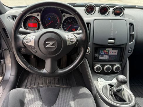Used 2017 Nissan 370Z Coupe RWD image 10
