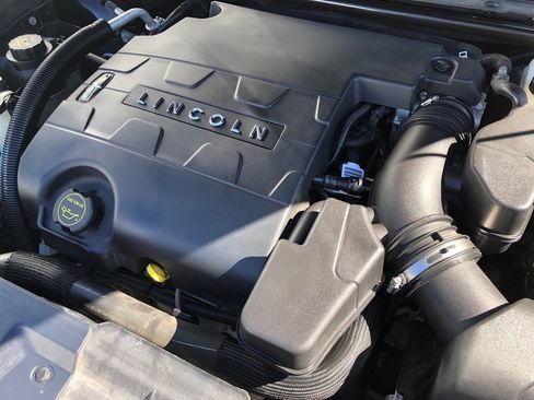 Used 2016 Lincoln MKS AWD image 33