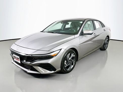 Used 2024 Hyundai Elantra Limited FWD image 3