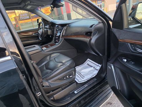 Used 2019 Cadillac Escalade ESV Luxury image 14
