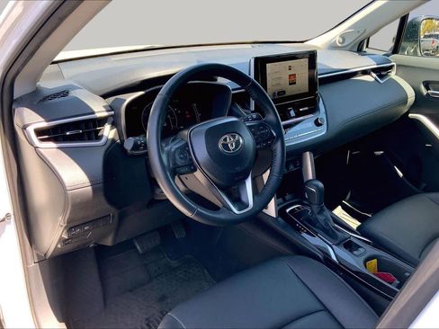 Used 2025 Toyota Corolla Cross XLE w/ Convenience Package FWD image 17