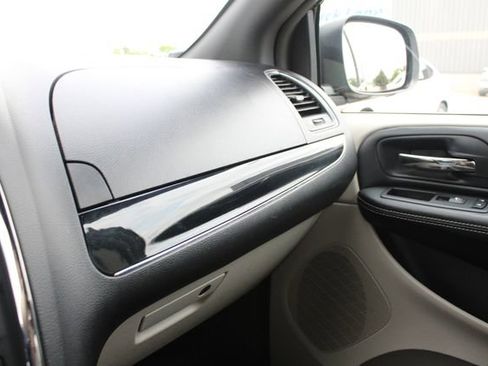 Used 2019 Dodge Grand Caravan SXT FWD image 17