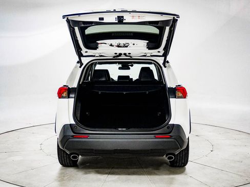 Used 2020 Toyota RAV4 XLE Premium image 8