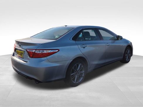 Used 2016 Toyota Camry SE w/ Moonroof Package FWD image 6