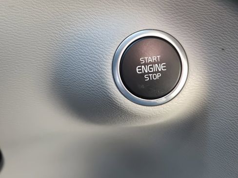 Certified 2023 Volvo XC40 B5 Plus w/ Driver Assist Package image 25