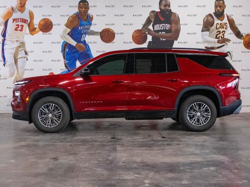 Used 2025 Chevrolet Traverse LT image 17