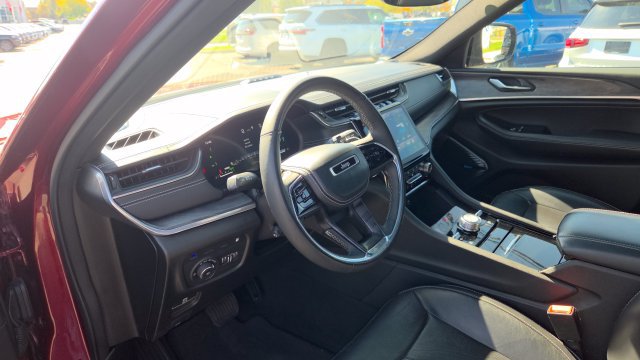 Used 2023 Jeep Grand Cherokee Overland AWD/4WD image 12