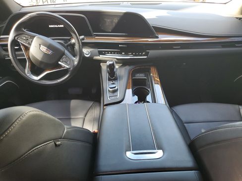 Used 2022 Cadillac Escalade Luxury image 9