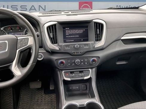 Used 2024 GMC Terrain SLE w/ Driver Convenience Package FWD image 9