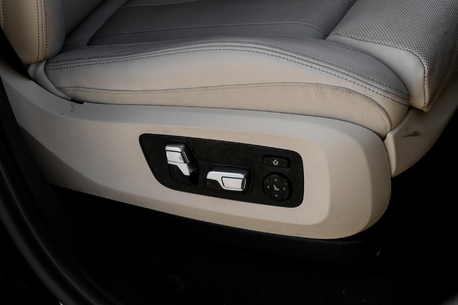 Used 2021 BMW X7 xDrive40i w/ M Sport Package AWD/4WD image 40