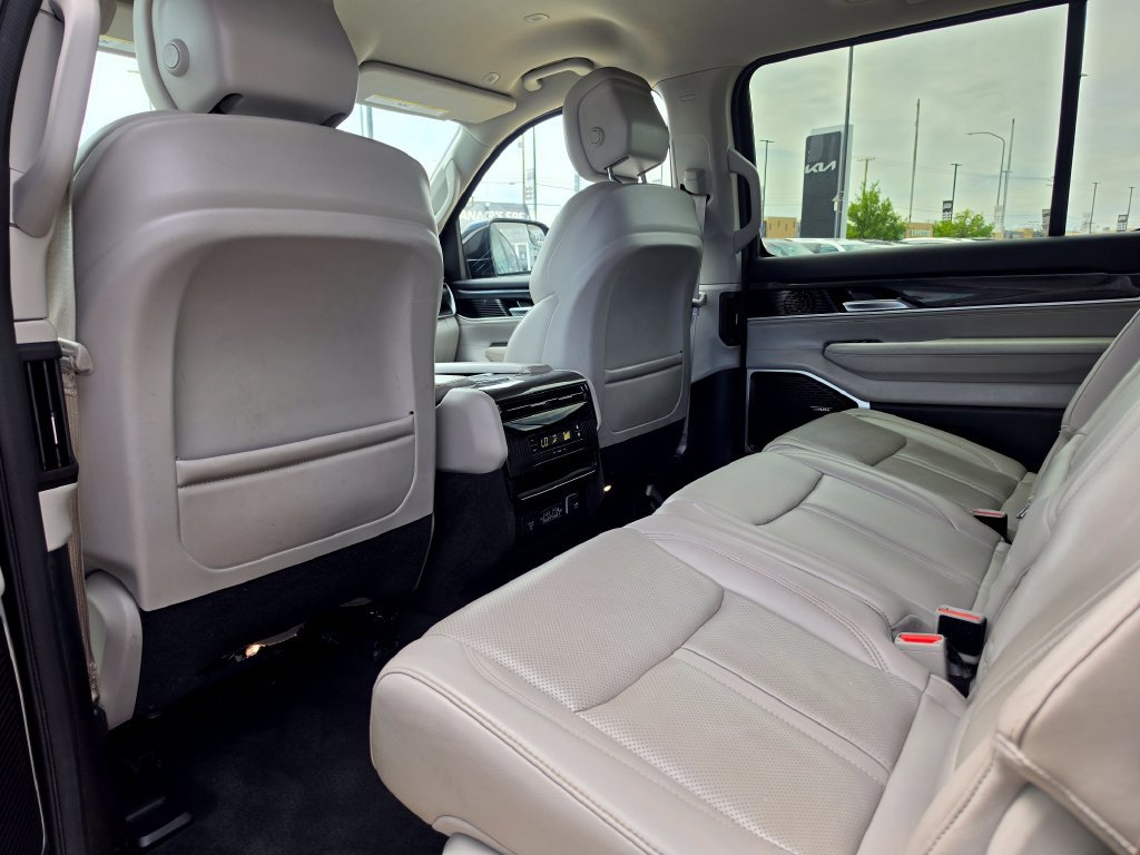 Used 2022 Jeep Wagoneer Series I AWD/4WD image 13