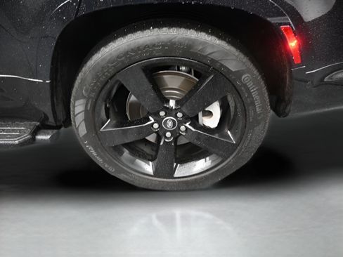 Certified 2025 Land Rover Defender 130 X-Dynamic SE AWD/4WD image 39
