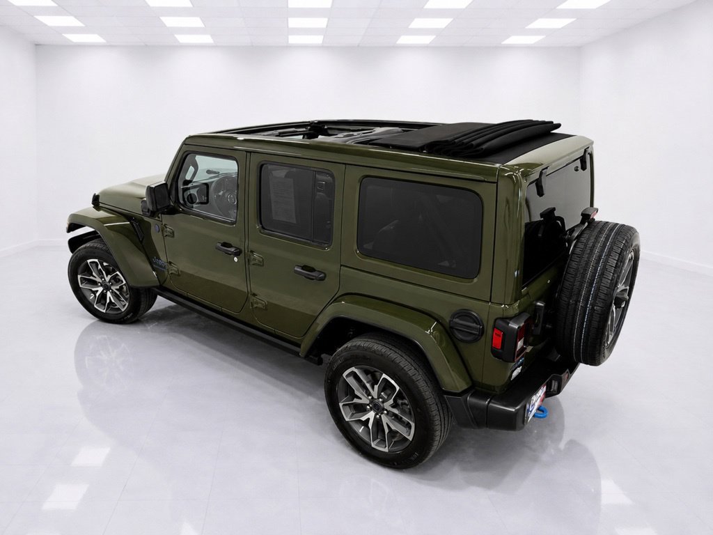 Used 2024 Jeep Wrangler Unlimited w/ Technology Group AWD/4WD image 4