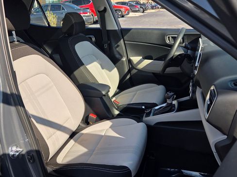 Used 2025 Hyundai Venue SEL image 15