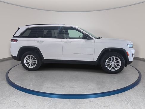 Used 2024 Jeep Grand Cherokee Laredo X w/ Luxury Tech Group I RWD image 5