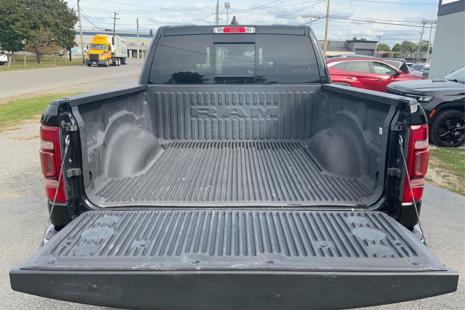 Used 2023 RAM 1500 Laramie AWD/4WD image 12
