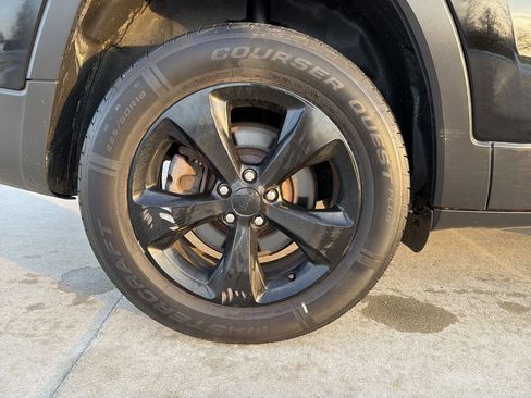 Used 2017 Jeep Cherokee High Altitude image 32