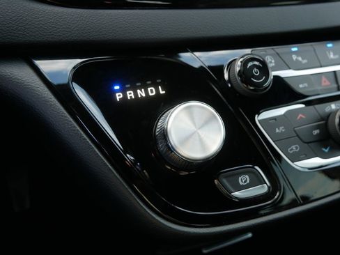 Used 2025 Chrysler Pacifica Select image 24