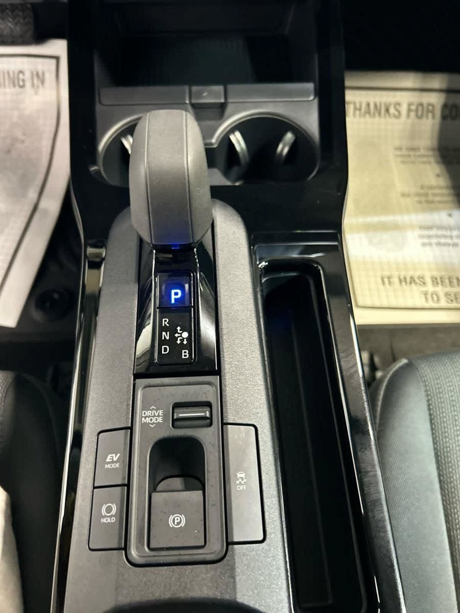 Used 2025 Toyota Prius LE FWD image 6