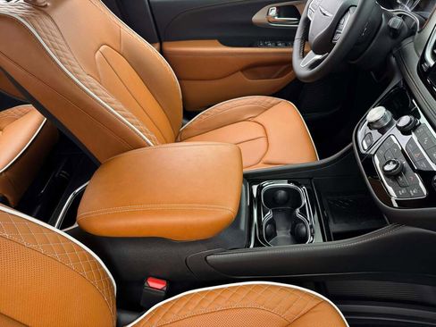 New 2026 Chrysler Pacifica Pinnacle image 24
