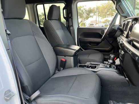 Used 2022 Jeep Wrangler Unlimited Sport image 18