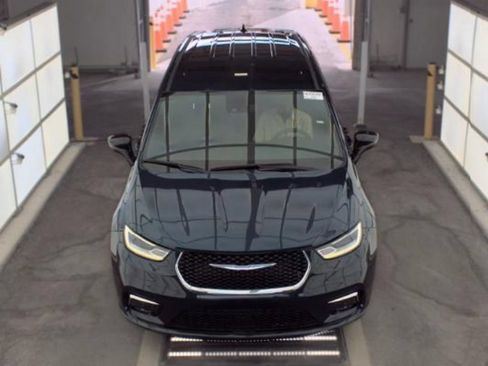 Used 2024 Chrysler Pacifica Touring FWD image 2