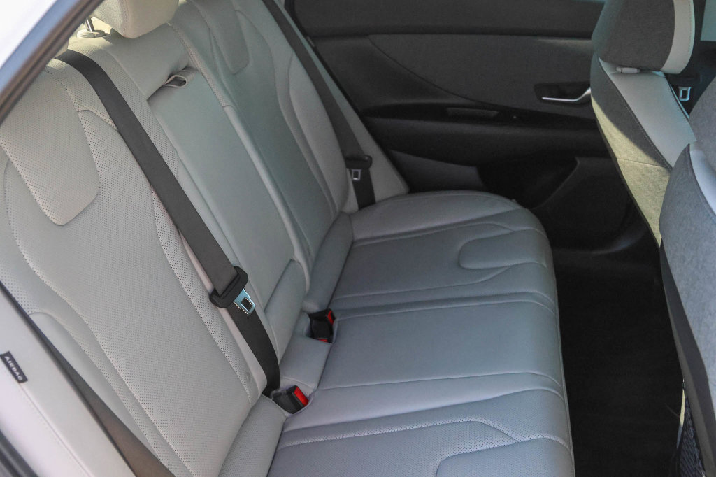 Used 2025 Hyundai Elantra Limited FWD image 18