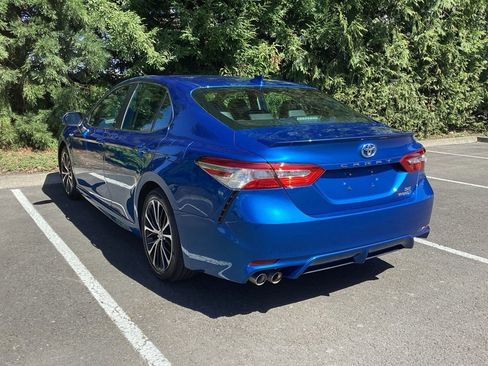 Used 2020 Toyota Camry SE w/ Sunroof Package image 10