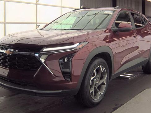 Used 2024 Chevrolet Trax LT image 1