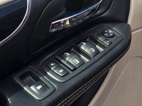Used 2019 Dodge Grand Caravan SXT w/ Rear Park Assist Package FWD image 18
