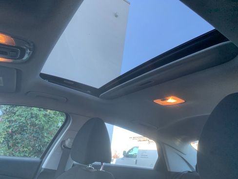 Used 2021 Hyundai Elantra SEL w/ Convenience + Premium Package image 11