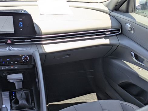 Used 2024 Hyundai Elantra SEL FWD image 17