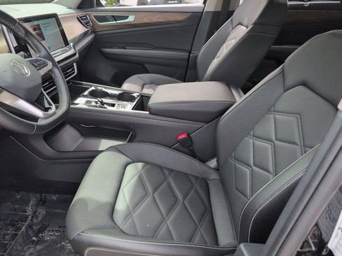 Used 2025 Volkswagen Atlas SE FWD image 24