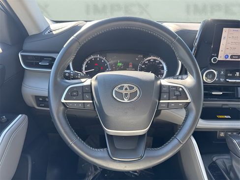 Used 2023 Toyota Highlander XLE image 14