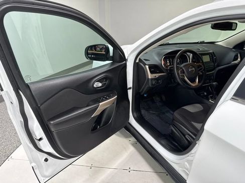Used 2018 Jeep Cherokee Latitude w/ Safety Group AWD/4WD image 6