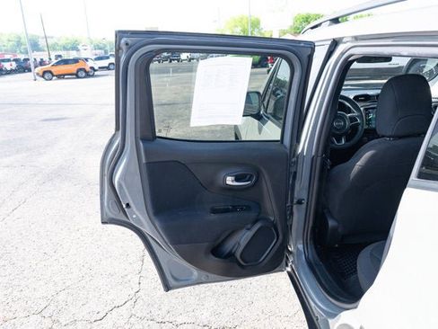 Used 2020 Jeep Renegade Latitude w/ UConnect 8.4 Nav Group image 11