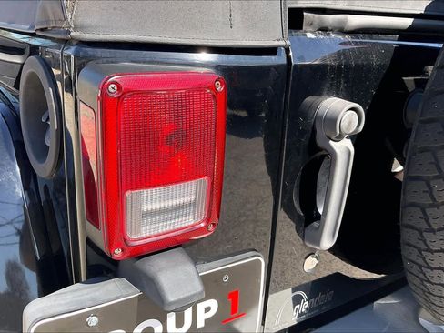 Used 2010 Jeep Wrangler Unlimited Sahara image 29