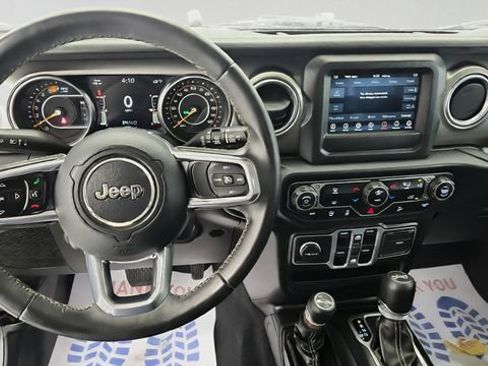 Used 2018 Jeep Wrangler Unlimited Sahara AWD/4WD image 13