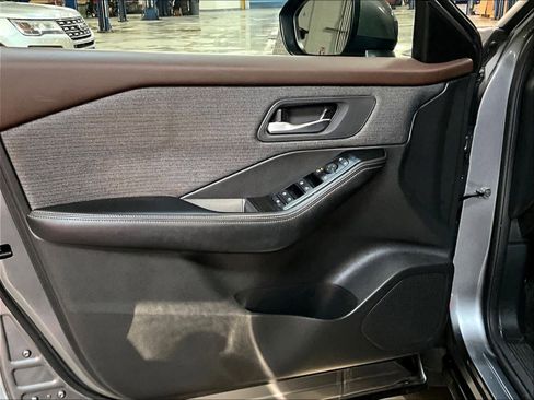 Used 2023 Nissan Rogue SV image 9