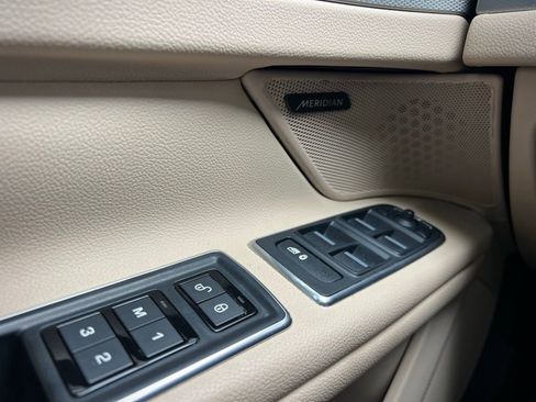 Used 2016 Jaguar XF Premium image 48