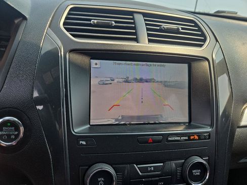 Used 2019 Ford Explorer XLT w/ Equipment Group 202A FWD image 11