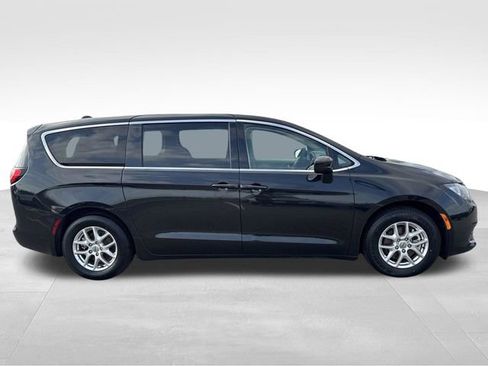 Used 2023 Chrysler Voyager LX image 6