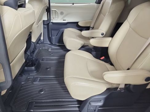 Used 2021 Toyota Sienna XLE FWD image 12