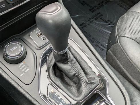 Used 2019 Jeep Cherokee Limited AWD/4WD image 12