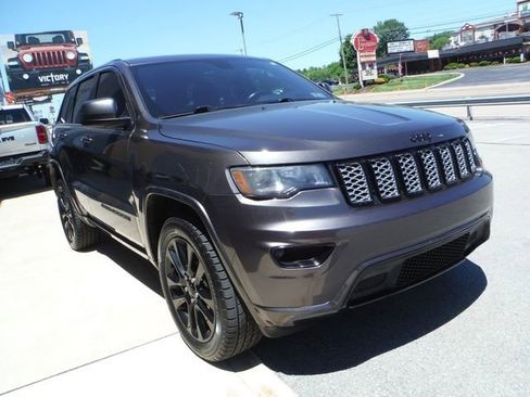Certified 2018 Jeep Grand Cherokee Altitude AWD/4WD image 9