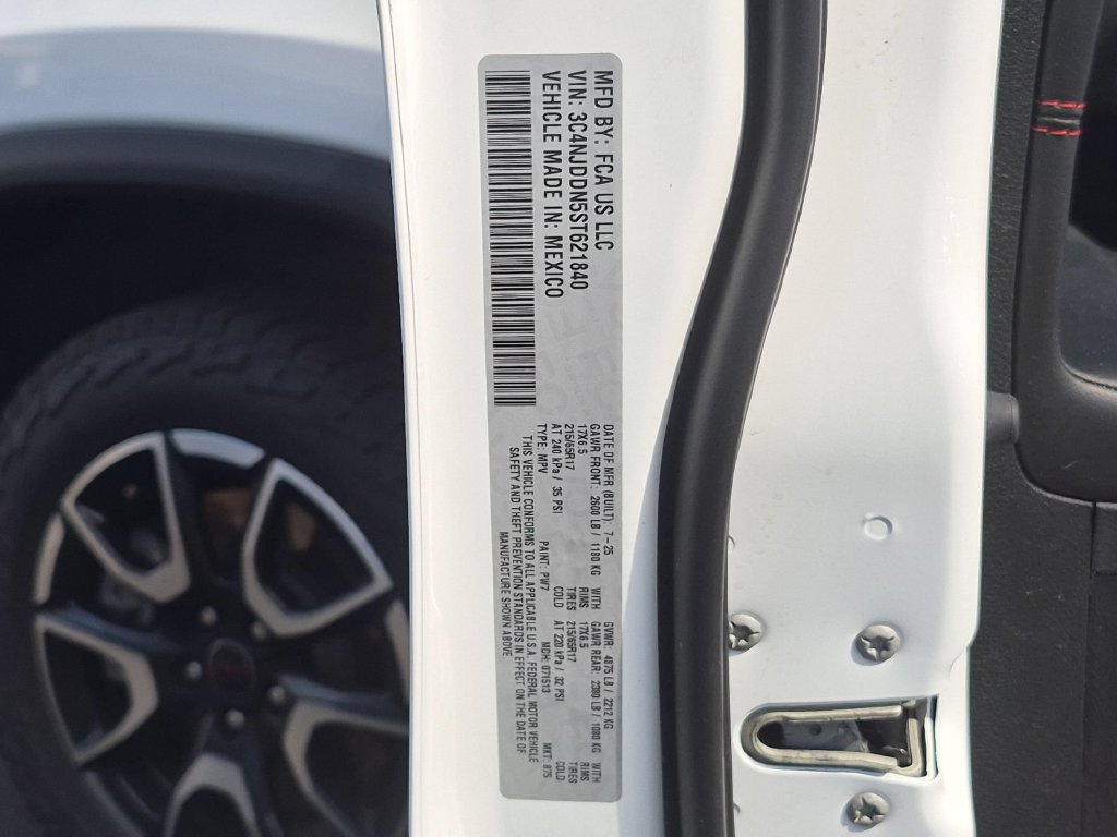 Used 2025 Jeep Compass Trailhawk AWD/4WD image 34