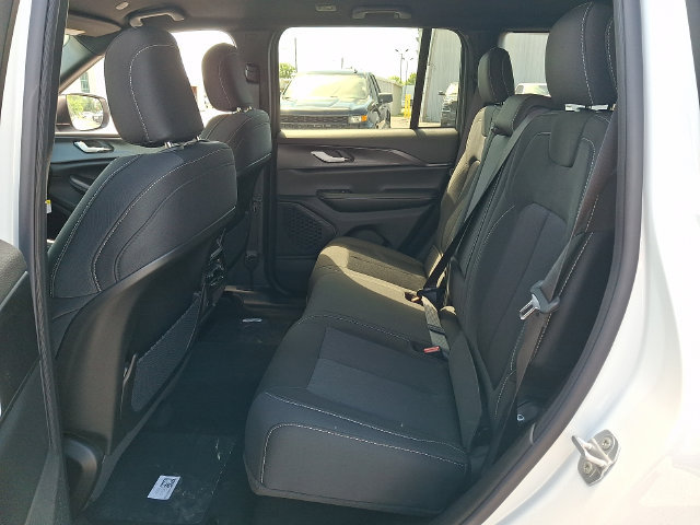 New 2026 Jeep Grand Cherokee Laredo w/ MOPAR Finishing Package AWD/4WD image 9