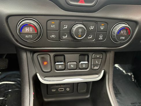 Used 2019 GMC Terrain SLT w/ Preferred Package AWD/4WD image 22
