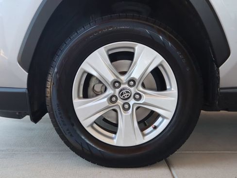 Used 2021 Toyota RAV4 XLE AWD/4WD image 5