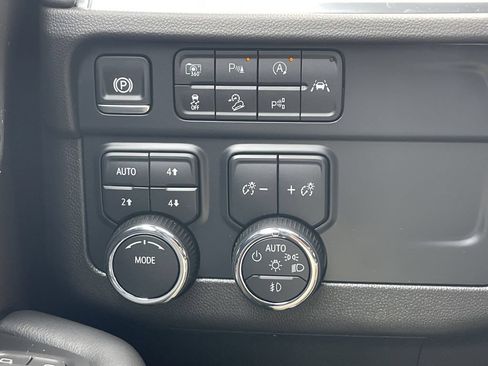 Used 2025 Chevrolet Suburban Z71 AWD/4WD image 23